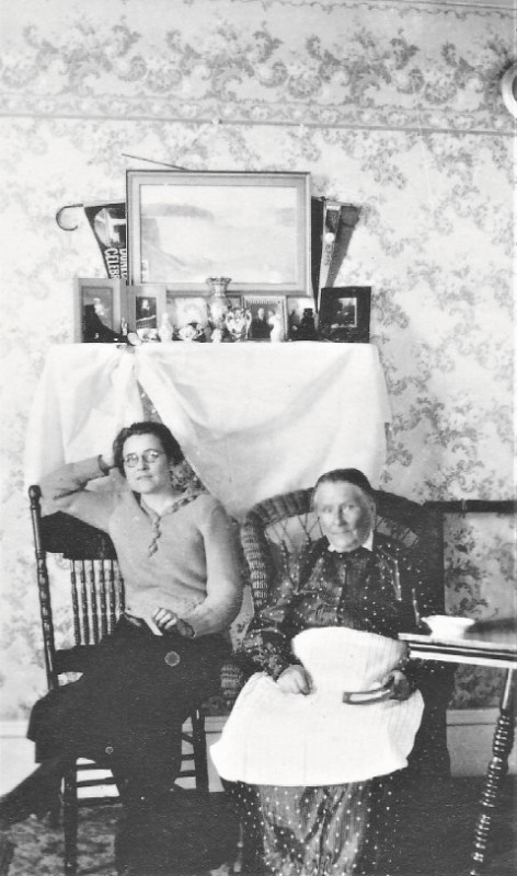 Eda Crichton (left) and Agnes Crichton